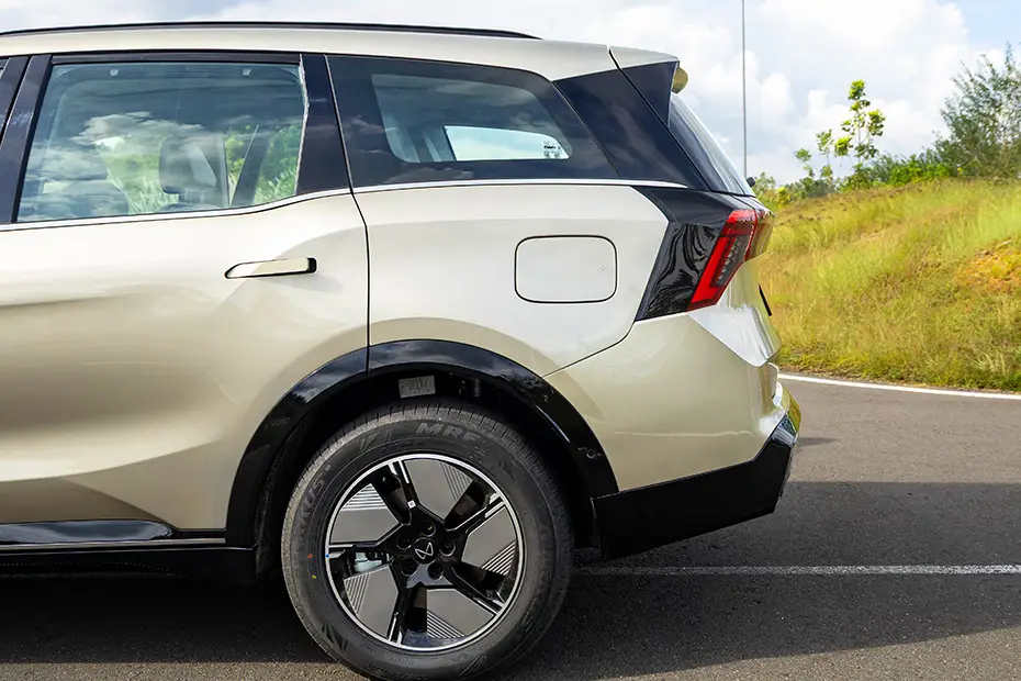 Mahindra XEV 9S thumbnail 24